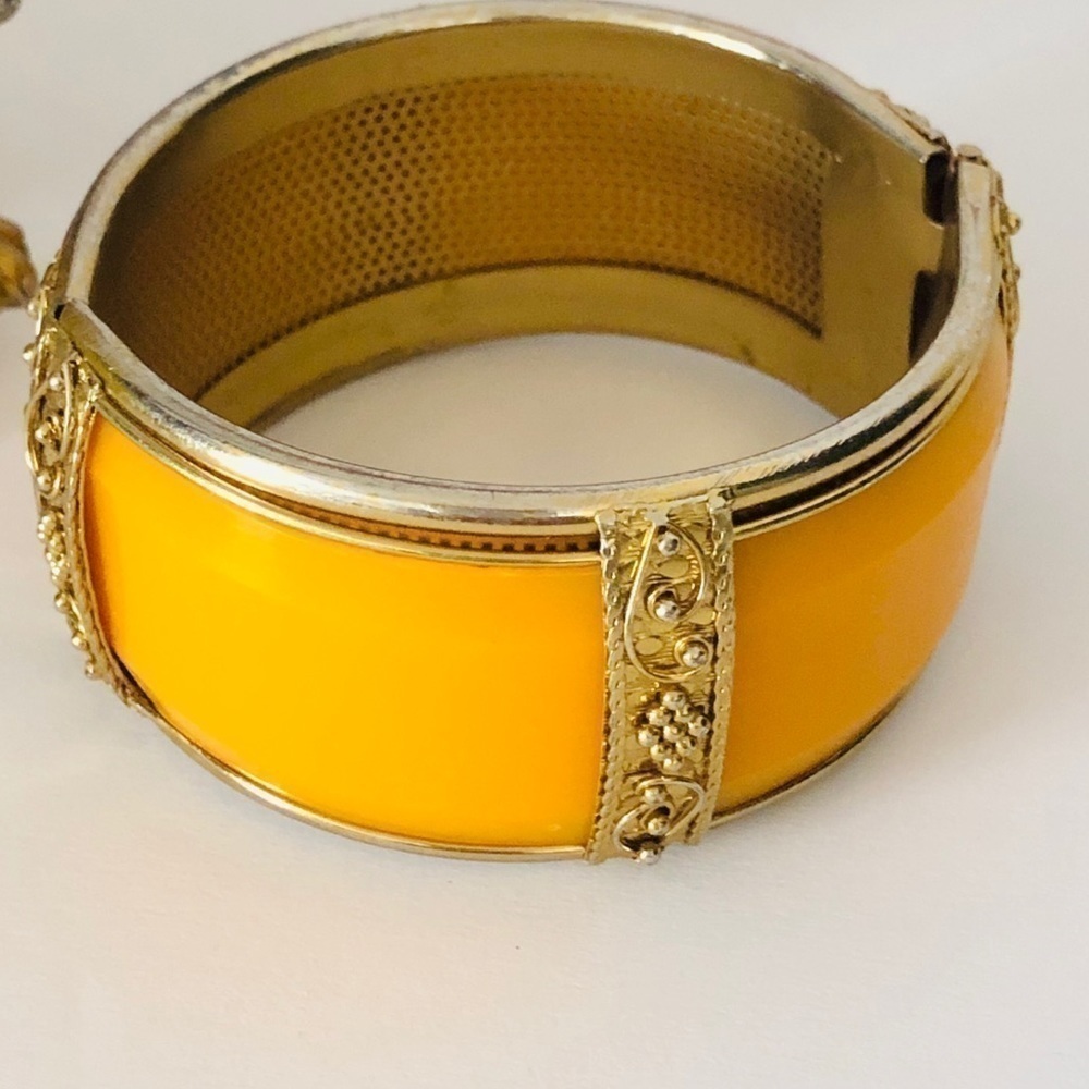Vtg Gold Filagree Enamel Hinge Bracelet